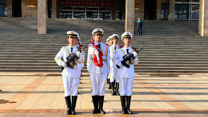 红旗引领青春 绿能勇担使命｜bw必威阿森纳参加第七周升旗仪式